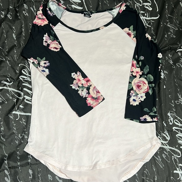 Pale pink floral / roses, baseball tee size medium - Picture 4 of 4